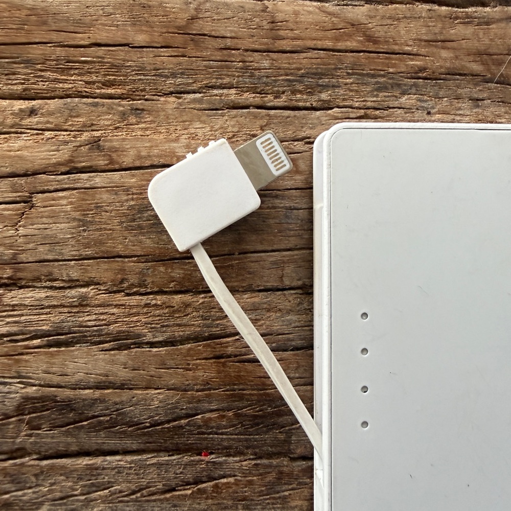 Clutch Pro  Portable Charger for iPhone 14 and earlier - Picture 4 of 6